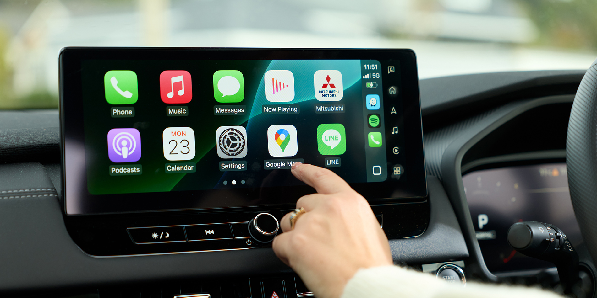 Outlander MY25   Hand Touchscreen A